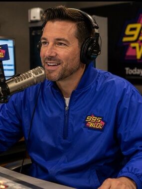 RARE OPPORTUNITY!!   "99.5 WLOL" Vintage DeLong Pullover Windbreaker/Jacket